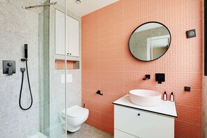 Shower, hair dryer, towels, shampoo