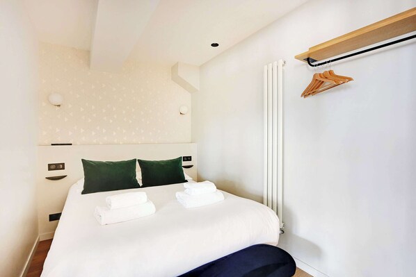 2 habitaciones, tabla de planchar con plancha, wifi y ropa de cama 