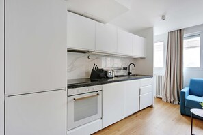 Coffee/tea maker, fridge, microwave, oven