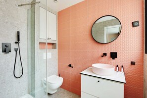 Ducha, secador de pelo, toallas y champú