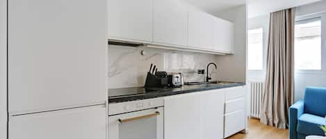 冷蔵庫、電子レンジ、オーブン、コンロ