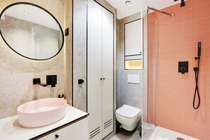 Douche, sèche-cheveux, serviettes fournies, shampoing