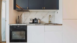 Cafetière-théière, réfrigérateur, four à micro-ondes, un four