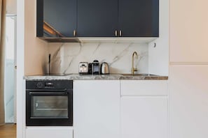Coffee/tea maker, fridge, microwave, oven