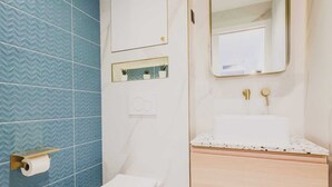 Douche, séchoir à cheveux, serviettes fournies, shampooing