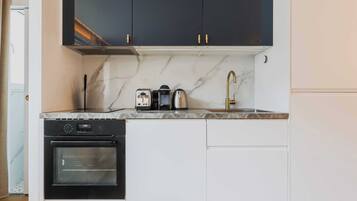 Een koelkast, een microgolfoven, een oven, een kookplaat