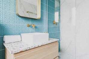 Dusche, Haartrockner, Handtücher, Shampoo