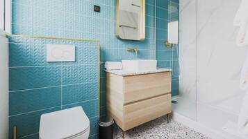 Een douche, een haardroger, handdoeken, shampoo