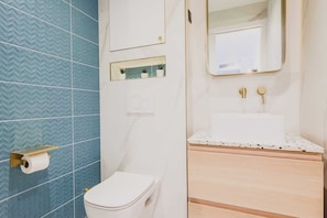 Shower, hair dryer, towels, shampoo