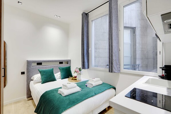 Desk, iron/ironing board, WiFi, bed sheets - Cocooning studio - 2P - Center of Paris (Paris)
