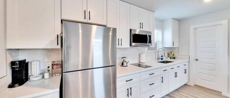 Refrigerador, microondas y parrilla de estufa