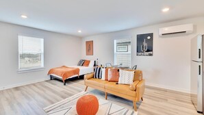 TV - Chic Studio Near TXST University (Kyle)