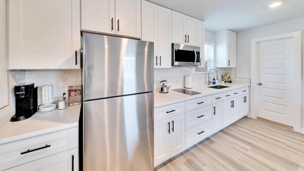 Fridge, microwave, stovetop - Chic Studio Near TXST University (Kyle)