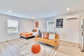 TV - Chic Studio Near TXST University (Kyle)