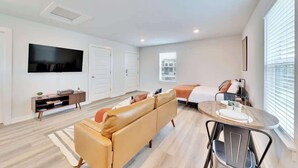 TV - Chic Studio Near TXST University (Kyle)