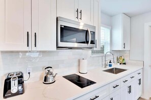 Fridge, microwave, stovetop - Chic Studio Near TXST University (Kyle)