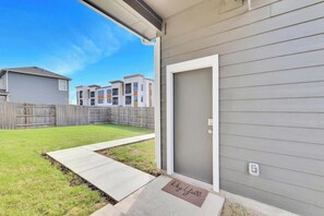 Property grounds - Chic Studio Near TXST University (Kyle)