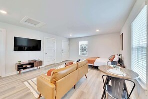 TV - Chic Studio Near TXST University (Kyle)