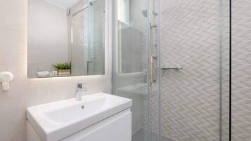 Shower, hair dryer, towels