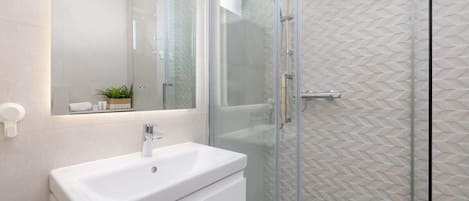 Doccia, asciugacapelli, asciugamani, shampoo