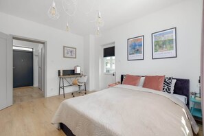 1 habitación, escritorio, tabla de planchar con plancha y cuna de viaje 