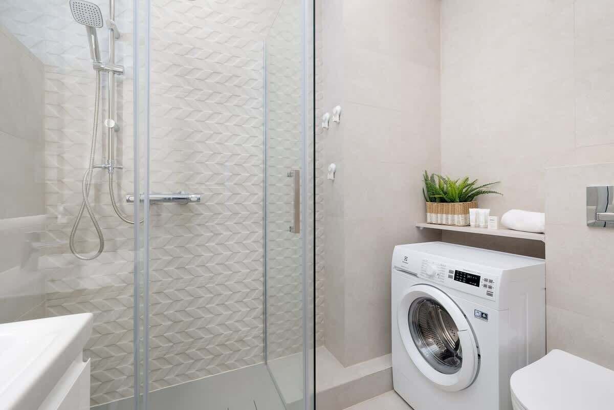 Shower, hair dryer, towels, shampoo