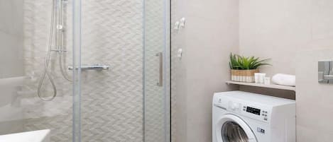 Douche, sĂšche-cheveux, serviettes fournies, shampoing