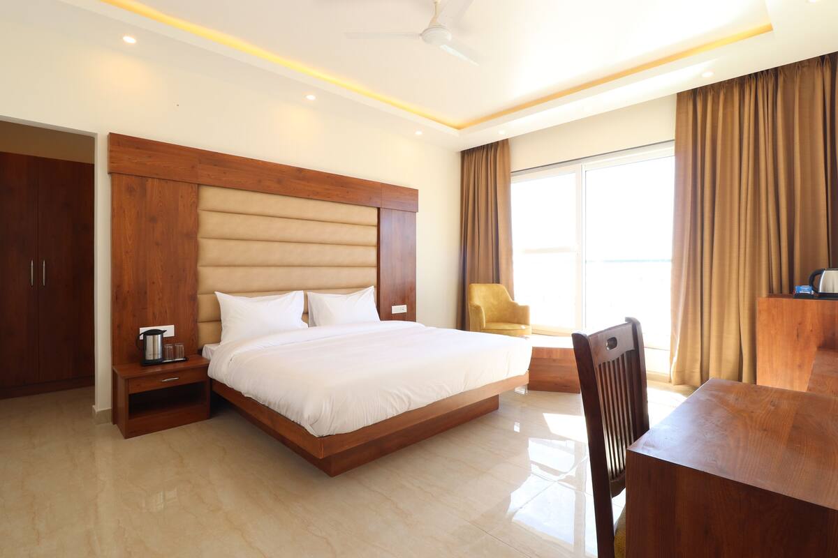 Desk, WiFi (free), bed sheets