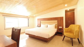Escritorio, wifi gratis y ropa de cama