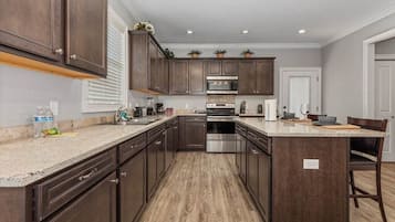 Kylskåp, mikrovågsugn, ugn och spishäll