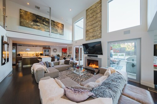 Casa Azul - Elegant 4BR Home with Jacuzzi & Stunning Views