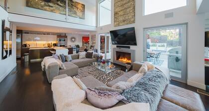 Casa Azul - Elegant 4BR Home with Jacuzzi & Stunning Views