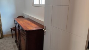 A small, compact kitchen with a wooden countertop, a built-in oven, and a window above the sink. - Maison vue sur la Nature, 3 Minutes du Centre Ville et de la FFE Proche Chambord (Lamotte-Beuvron)