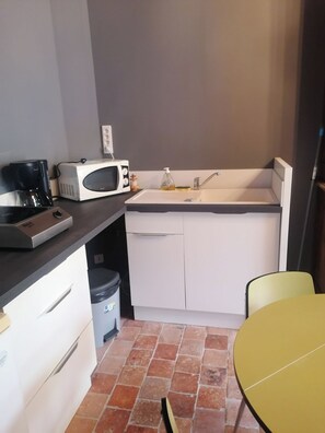 Fridge, microwave, stovetop, coffee/tea maker - Maison vue sur la Nature, 3 Minutes du Centre Ville et de la FFE Proche Chambord (Lamotte-Beuvron)