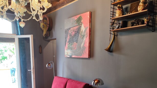 A cozy living room with a red sofa, a yellow table, and a chandelier. - Maison vue sur la Nature, 3 Minutes du Centre Ville et de la FFE Proche Chambord (Lamotte-Beuvron)