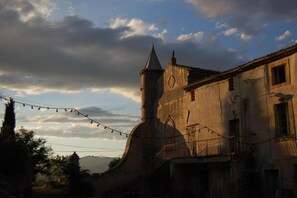 Un edificio storico con una torre imponente e un orologio.