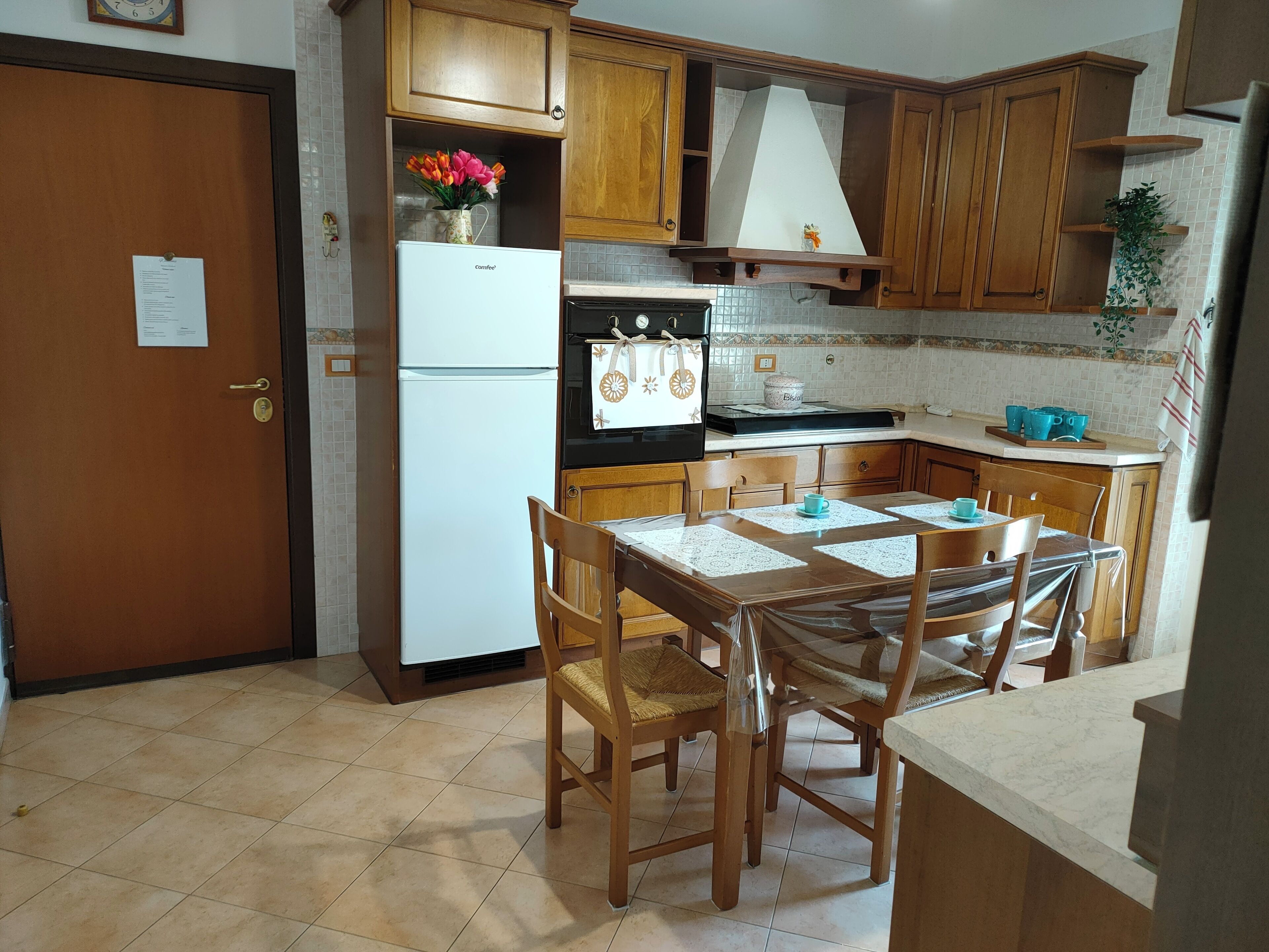 Tripla Comfort, vista cortile | Cucina condivisa | Frigorifero con congelatore, microonde, lavastoviglie