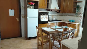 Tripla Comfort, vista cortile | Cucina condivisa | Frigorifero con congelatore, microonde, lavastoviglie