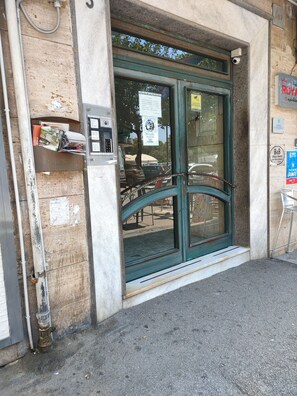 Exterior detail - Tra Pirandello e Leopardi B&B (Naples)