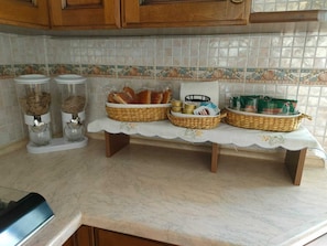 Breakfast buffet - Tra Pirandello e Leopardi B&B (Naples)