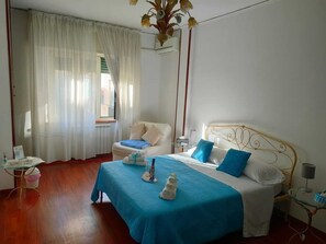 Individually decorated, blackout curtains, iron/ironing board, free WiFi - Tra Pirandello e Leopardi B&B (Naples)