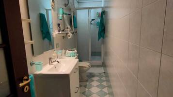 Camera familiare, vista città | Bagno | Asciugacapelli, pantofole, bidet, asciugamani