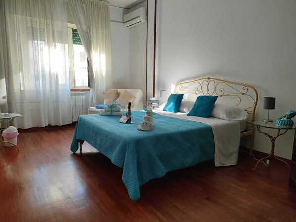 Comfort Triple Room, Courtyard View | Individually decorated, blackout drapes, iron/ironing board, free WiFi - Tra Pirandello e Leopardi B&B (Naples)
