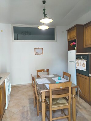 Full-size fridge, microwave, dishwasher, espresso maker