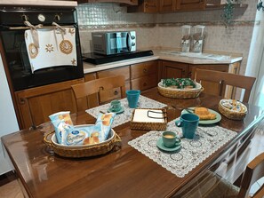 Free daily buffet breakfast - Tra Pirandello e Leopardi B&B (Naples)