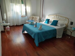 Individually decorated, blackout curtains, iron/ironing board, free WiFi - Tra Pirandello e Leopardi B&B (Naples)