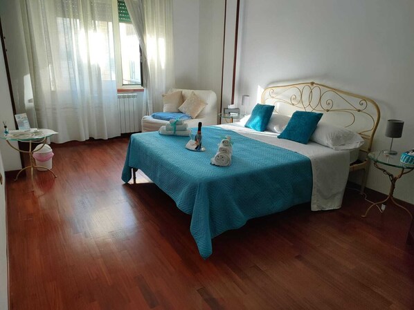 Comfort Triple Room, Courtyard View | Individually decorated, blackout drapes, iron/ironing board, free WiFi - Tra Pirandello e Leopardi B&B (Naples)