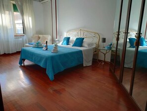 Individually decorated, blackout curtains, iron/ironing board, free WiFi - Tra Pirandello e Leopardi B&B (Naples)