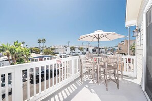 Outdoor dining - Quiet home & neighborhood right next to the beach! (Newport Beach)