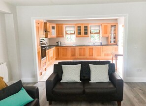 Microwave, electric kettle, high chair - Old Court Terryglass Holiday Homes (Terryglass)